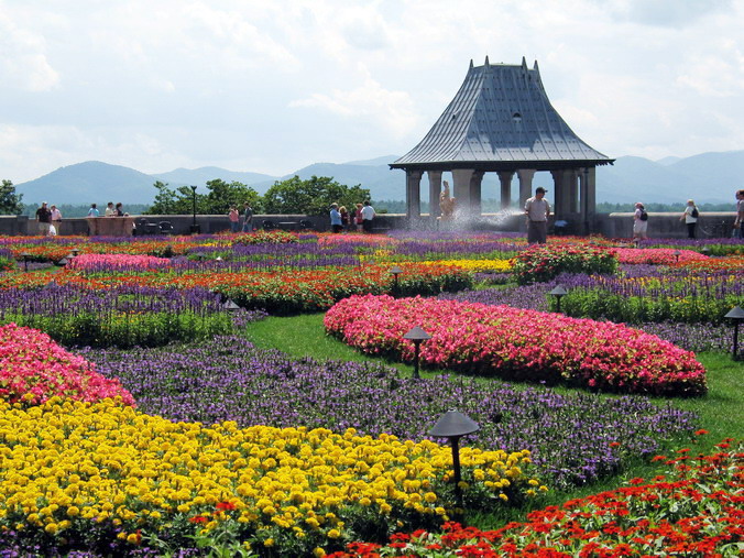   …
 . ,   •
Biltmore Estate. Asheville, North Carolina