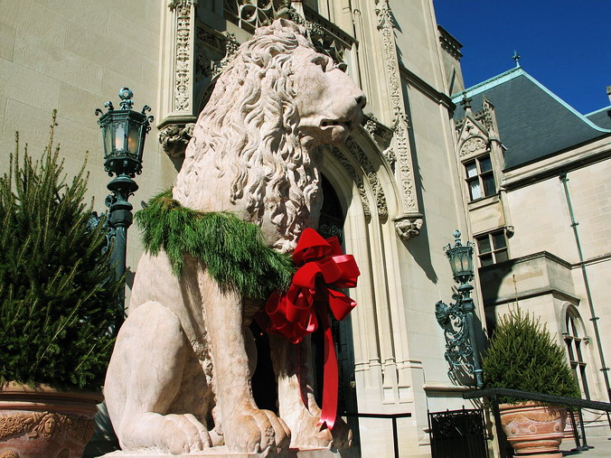   …
 . ,   •
Fall, Christmas. Biltmore Estate. Asheville, North Carolina
